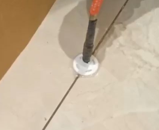 兴安盟瓷砖空鼓维修公司专业解答瓷砖在铺贴过程中，如果没有涂抹均匀到位的粘结材料（如水泥砂浆或瓷砖胶），可能会导致以下问题