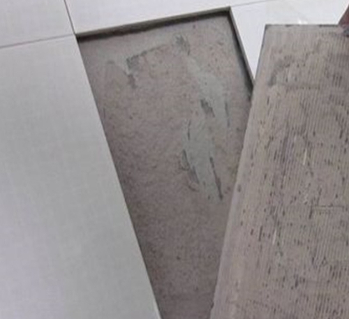 兴安盟瓷砖空鼓维修公司分享瓷砖铺贴时如果打浆（即涂抹在瓷砖背面和基层上的砂浆或瓷砖胶）过少，会带来以下问题